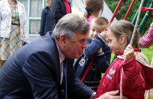Губернатор Ярославской области привез огромный торт детям Украины