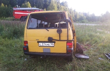 В Ярославской области опрокинулся миниавтобус