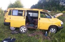 В Ярославской области опрокинулся миниавтобус