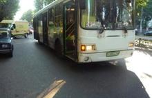 В Ярославле рейсовый автобус № 30 врезался в стоящую «Мазду»