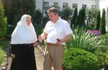 Выездная комиссия оценила цветники в Кировском районе Ярославля