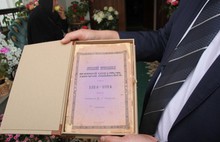 Руководство Ярославля подарило игуменье Варваре уникальную книгу, изданную в 1914 году к 600-летию Толгского монастыря