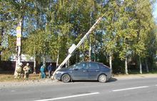 В Ярославской области иномарка «поцеловалась» со столбом