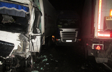 В Ярославской области не смогли разъехаться три фуры и грузовик