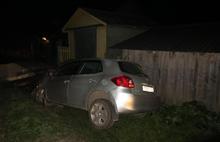 В Ярославской области иномарка врезалась в бетонный забор