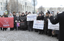 Депутатов Ярославской областной Думы перед сегодняшним заседанием встретили пикеты протестующих против ограничения количества поездок по льготным проездным билетам