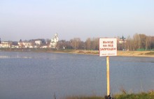 На водных объектах Ярославля выставлены знаки, запрещающие выход на лед