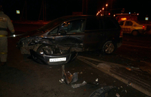 Ночью в Ярославле в аварию попало такси