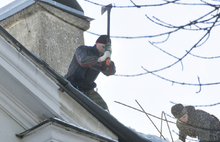 В Ярославле очищают крыши от снега и льда. Фоторепортаж