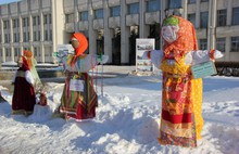 В центре Ярославля начали устанавливать масленичных кукол