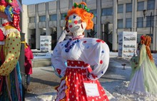 В центре Ярославля начали устанавливать масленичных кукол