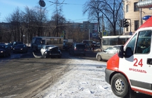 В центре Ярославля столкнулись иномарка и маршрутка