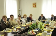 В Ярославле женщин-депутатов муниципалитета поздравили с Днем 8 марта. Фоторепортаж