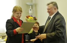 В Ярославле женщин-депутатов муниципалитета поздравили с Днем 8 марта. Фоторепортаж