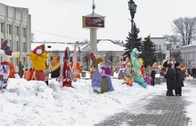 В центре Ярославля начался конкурс масленичных кукол. Фоторепортаж