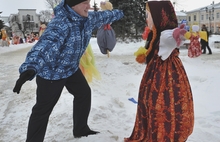 В центре Ярославля начался конкурс масленичных кукол. Фоторепортаж