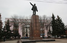 На памятнике Ленину в центре Ярославля восстановили гранитную плиту