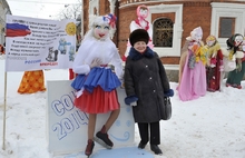 В центре Ярославля начался конкурс масленичных кукол. Фоторепортаж