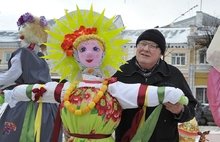 В центре Ярославля начался конкурс масленичных кукол. Фоторепортаж