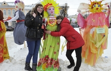 В центре Ярославля начался конкурс масленичных кукол. Фоторепортаж