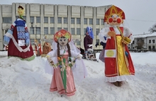 В центре Ярославля начался конкурс масленичных кукол. Фоторепортаж