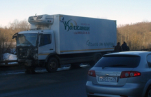 В Тутаевском районе иномарка на встречке столкнулась с грузовиком