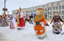 В центре Ярославля начался конкурс масленичных кукол. Фоторепортаж