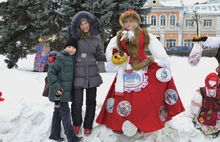 В центре Ярославля начался конкурс масленичных кукол. Фоторепортаж