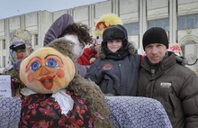 В центре Ярославля начался конкурс масленичных кукол. Фоторепортаж