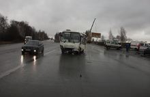 В Ярославле столкнулись пассажирский автобус и две машины
