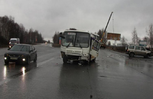 В Ярославле столкнулись пассажирский автобус и две машины