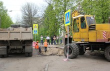 К устранению провала асфальта в центре Ярославля приступили сотрудники «ТГК-2»