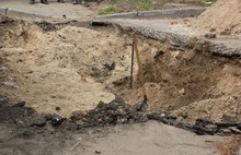 К устранению провала асфальта в центре Ярославля приступили сотрудники «ТГК-2»