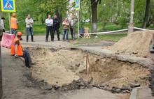 К устранению провала асфальта в центре Ярославля приступили сотрудники «ТГК-2»