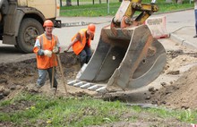 К устранению провала асфальта в центре Ярославля приступили сотрудники «ТГК-2»