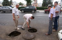 У здания мэрии Ярославля на улице Нахимсона провалился асфальт