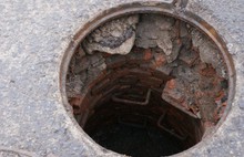 У здания мэрии Ярославля на улице Нахимсона провалился асфальт