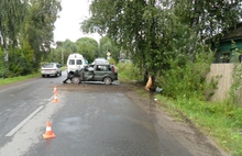 В Рыбинске автомобиль врезался в березу