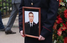 Погибшего в Ярославле при исполнении служебного долга полицейского проводили с воинскими почестями