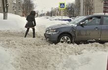 В Ярославле тротуары уничтожены как класс. Все покоятся под толстым-толстым слоем снега.  Фоторепортаж