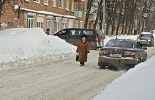 В Ярославле тротуары уничтожены как класс. Все покоятся под толстым-толстым слоем снега.  Фоторепортаж