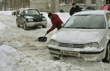 В Ярославле тротуары уничтожены как класс. Все покоятся под толстым-толстым слоем снега.  Фоторепортаж