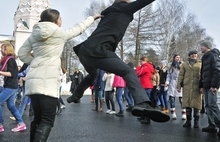 В Ярославле на Советской площади станцевали буги-вуги. Фоторепортаж