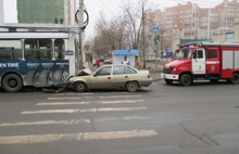 В Ярославле столкнулись троллейбус и иномарка