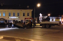 В центре Ярославля перевернулся джип