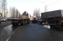 Под Ярославлем столкнулись два грузовика и легковушка