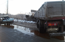 Под Ярославлем столкнулись два грузовика и легковушка