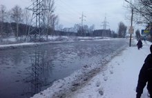 Улицу Магистральную в Ярославле утром затопило горячей водой