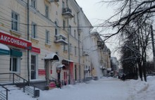 Перед потеплением в Ярославле усилена работа по очистке снега и наледи с кровли домов