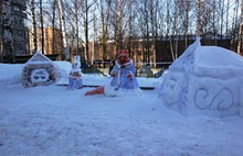 В Ярославле участники «снежного» конкурса лепят забавные сказочные скульптуры